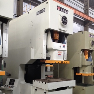 pinalakas ang lalamunan sa lalamunan