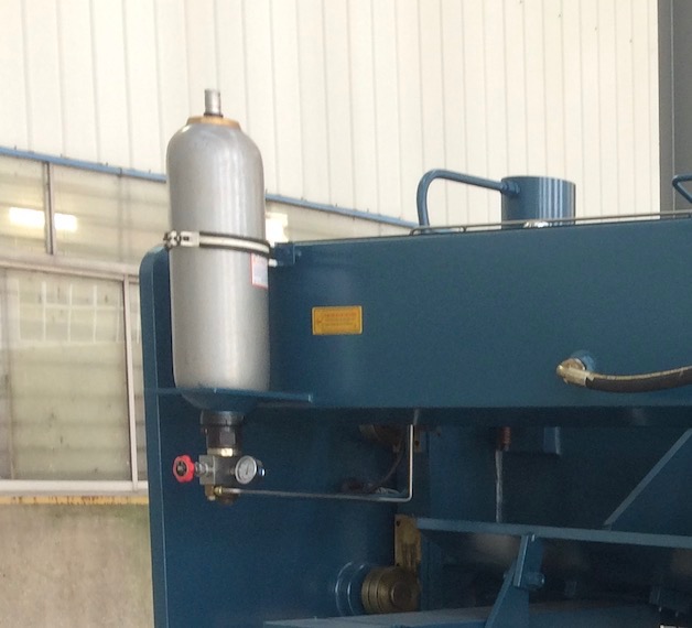 Accumulator-Shearing Machine.