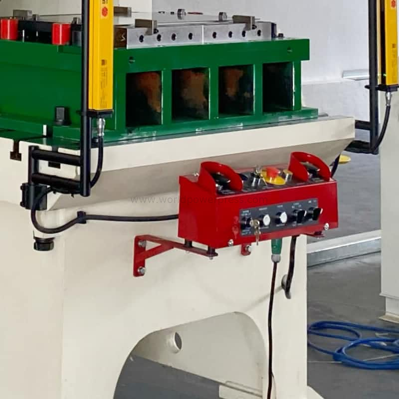 Ang JH21-100 ay isang 100ton crank type C frame pneumatic press na may kontrol ng PLC. Ang crank press na ito ay nagpatibay ng isang pinagsamang pneumatic clutch at preno. Ang clutch friction disc ay ang paliguan ng langis sa loob ng flywheel. Ang ganitong uri ng klats ay may mga pakinabang bilang mas mababang ingay, mas mababang temperatura ng pagtatrabaho at madaling pagpapanatili. Ang iba pang maginhawang kagamitan sa operasyon ay karaniwang gamit: hydraulic overload protection system, awtoma
