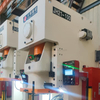 Ang JH21-100 ay isang 100ton crank type C frame pneumatic press na may kontrol ng PLC. Ang crank press na ito ay nagpatibay ng isang pinagsamang pneumatic clutch at preno. Ang clutch friction disc ay ang paliguan ng langis sa loob ng flywheel. Ang ganitong uri ng klats ay may mga pakinabang bilang mas mababang ingay, mas mababang temperatura ng pagtatrabaho at madaling pagpapanatili. Ang iba pang maginhawang kagamitan sa operasyon ay karaniwang gamit: hydraulic overload protection system, awtoma
