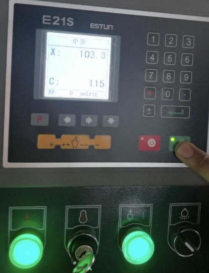 E21 NC system-shearing machine.