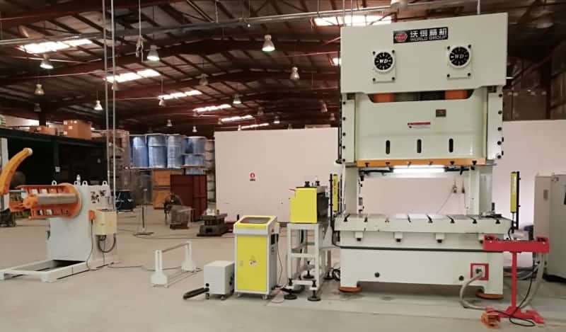 Ang linya ng pagpapakain ng coil na may pindutin