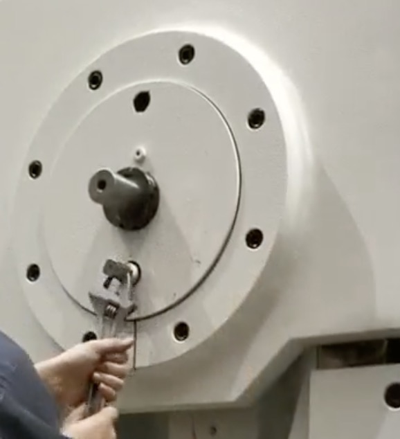 Pindutin ang Stroke Length Adjustment Shaft.