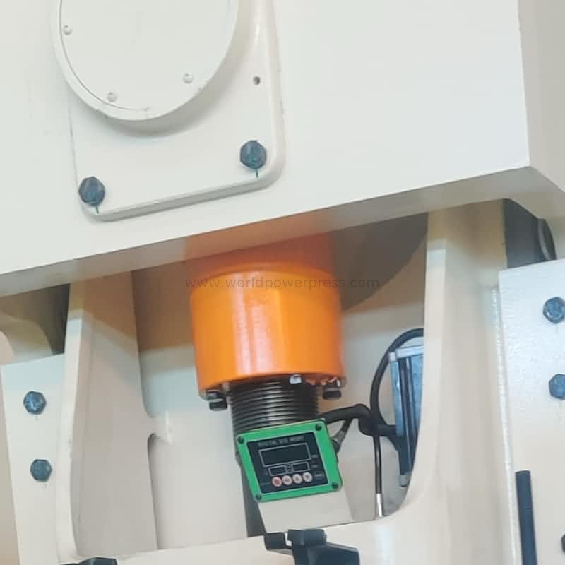 Ang JH21-100 ay isang 100ton crank type C frame pneumatic press na may kontrol ng PLC. Ang crank press na ito ay nagpatibay ng isang pinagsamang pneumatic clutch at preno. Ang clutch friction disc ay ang paliguan ng langis sa loob ng flywheel. Ang ganitong uri ng klats ay may mga pakinabang bilang mas mababang ingay, mas mababang temperatura ng pagtatrabaho at madaling pagpapanatili. Ang iba pang maginhawang kagamitan sa operasyon ay karaniwang gamit: hydraulic overload protection system, awtoma