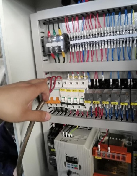 Ikonekta ang Power-Shear Machine.