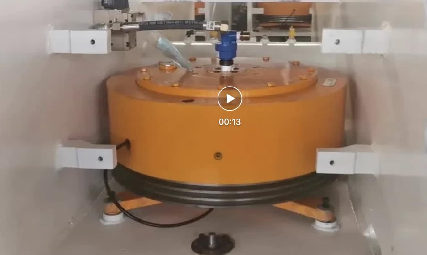 Pindutin ang clutch at preno.